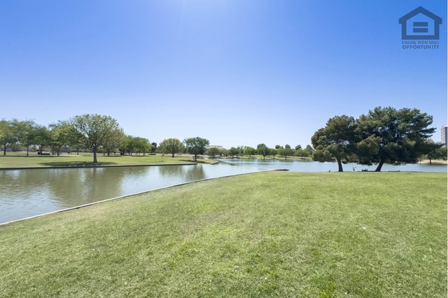Building Photo - 2Bed/1Bath Apartment at Camelback Rd/Central Ave! Ready for Immediate Move-In! – NO HOA!