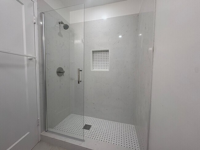 Building Photo - Downtown Palo Alto Living – 1 Bedroom Apar...