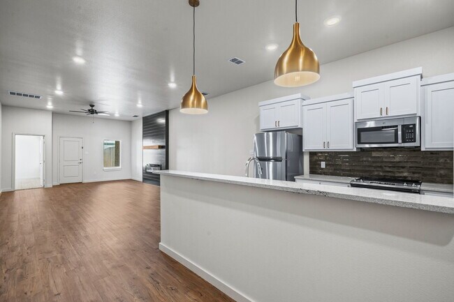 Building Photo - MOVE IN SPECIAL: $500 move in bonus provided at move in  Gorgeous Duplex in Frenship East!