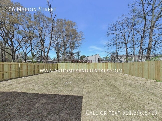 Building Photo - 606 Marion St