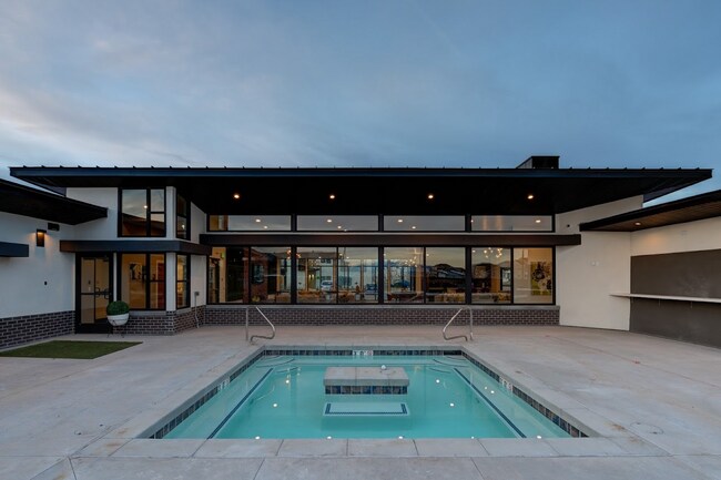 Building Photo - 576 E 250 N