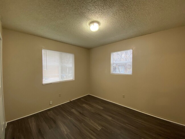 Building Photo - 1 Month Free Rent ! Covered Front Porch  /...