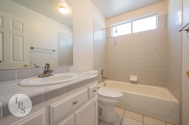Building Photo - North West Fresno Home, 3BR/2BA, Built 1995 - Lots of Amenities!