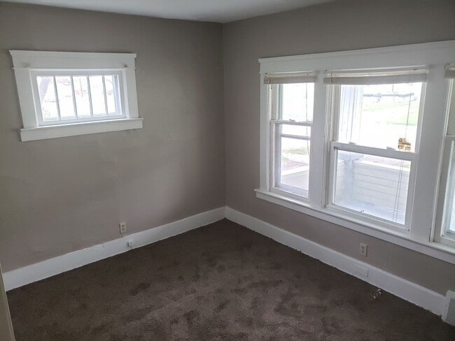 Building Photo - Nice 4 bedroom colonial with covered front...