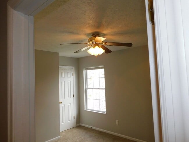 Building Photo - Spacious 4 Bedroom, 2.5 Bath Home