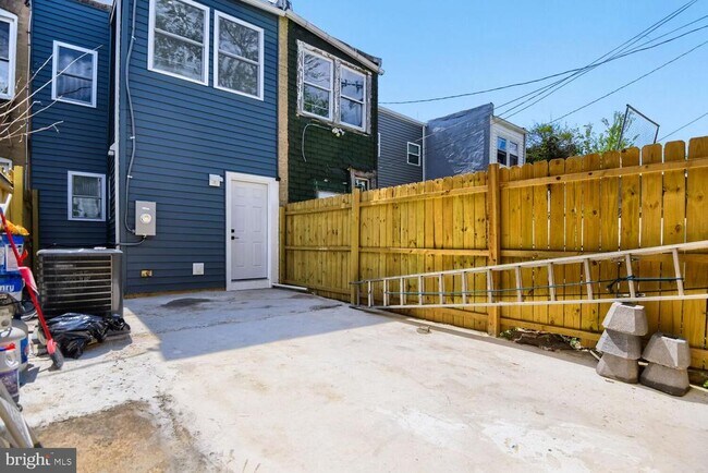 Building Photo - 2542 Oswego Ave