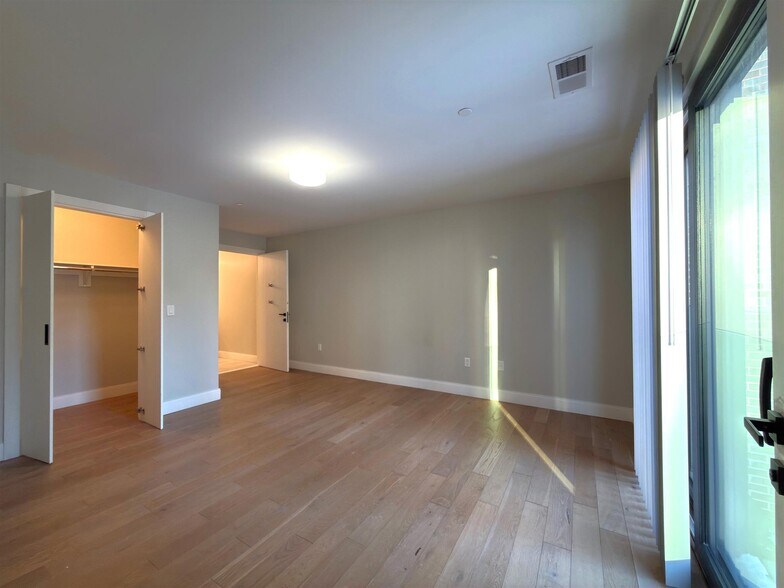 Building Photo - 15 Central St