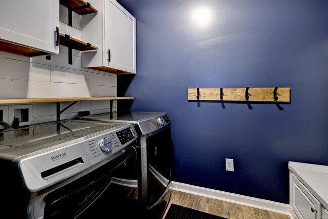 Building Photo - 515 Clement's Ml Trce