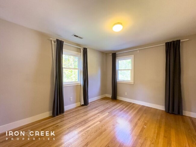 Building Photo - 12 Chateau Pl