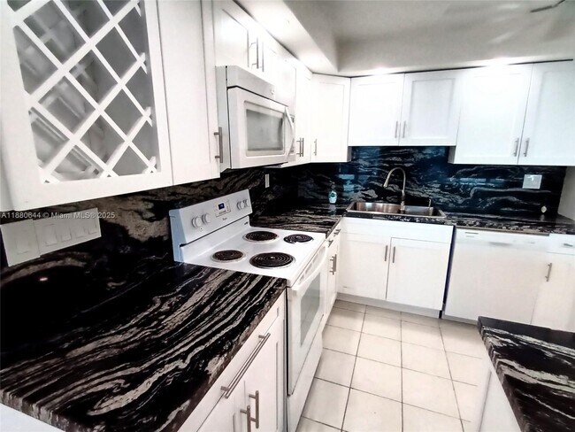 Building Photo - 1410 S Ocean Dr