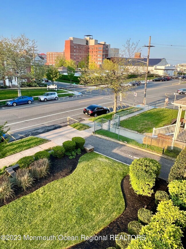 Building Photo - 304 4th Ave