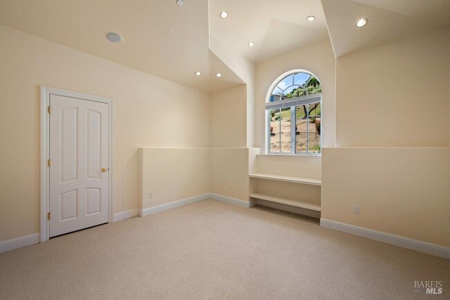 Building Photo - 10 Warrens Way