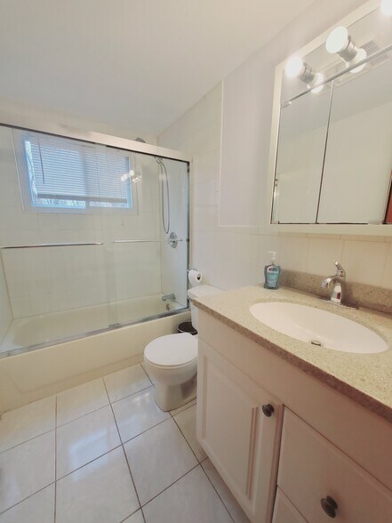 Building Photo - 17 Linden St