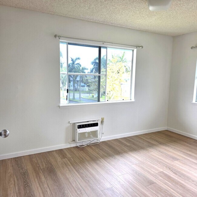 Building Photo - Crescent Lane Townhouse - 1 bedroom, 1 bath, 2 parking!