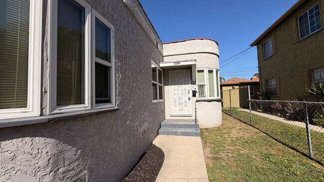 Building Photo - 6415 S Van Ness Ave