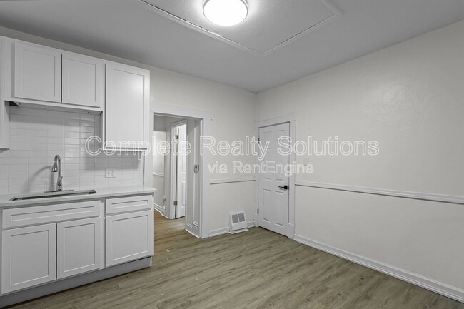 Building Photo - 3011 Miami St