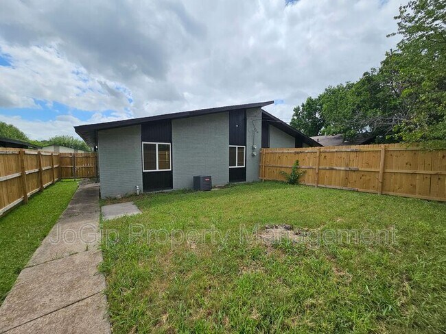 Building Photo - 1727 R Avenue