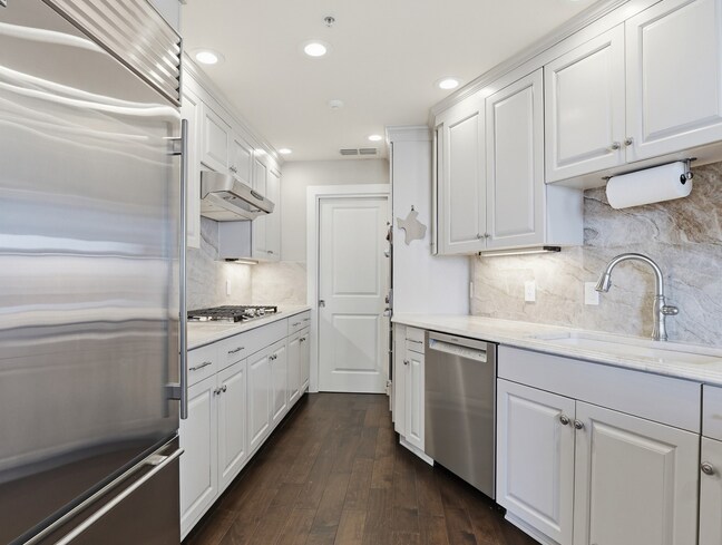 Building Photo - 411 W 7th St