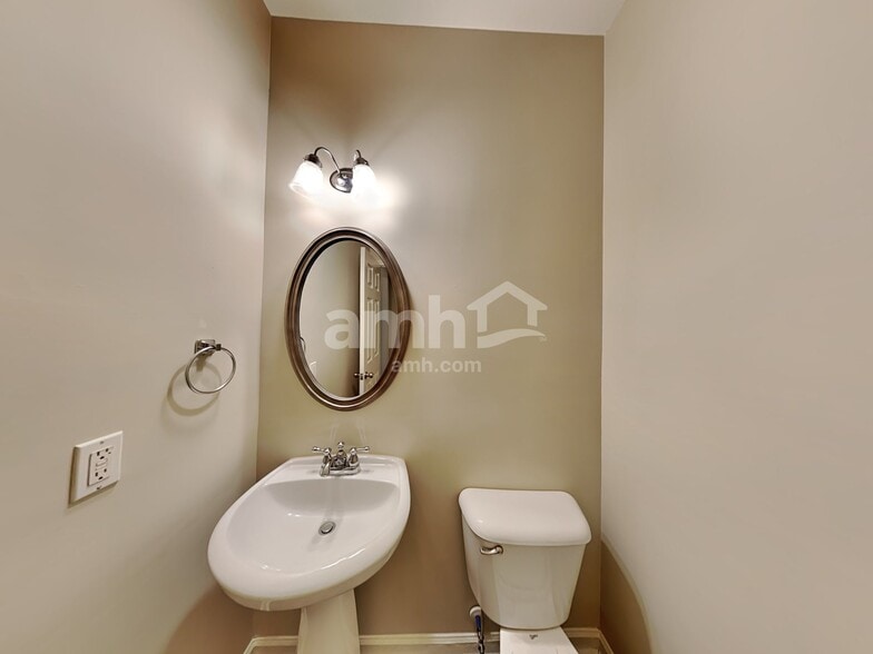 Building Photo - 5 Horseshoe Ln