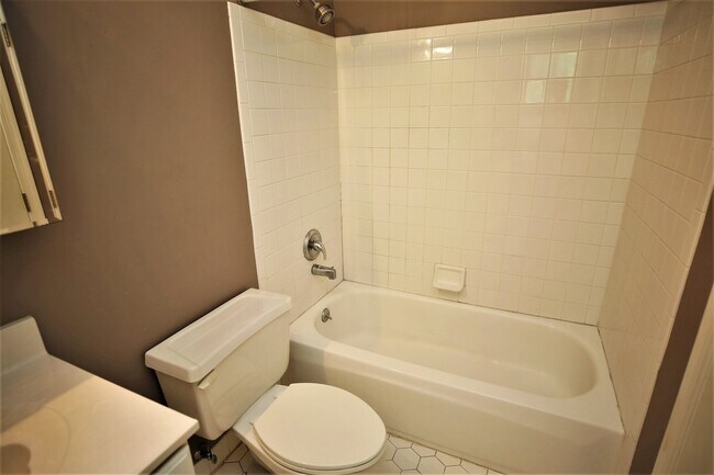 Building Photo - 13 Halstead Pl