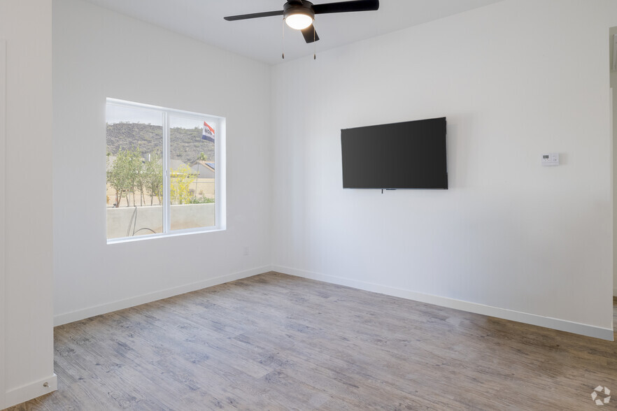 2BR, 2BA - 840SF - Living Room - Williams Court