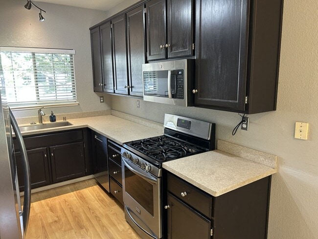 Building Photo - Beautiful East Petaluma 3 Bedroom, 2.5 Bath Home
