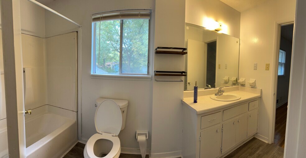 Full bathroom - 2848 Rex Rd