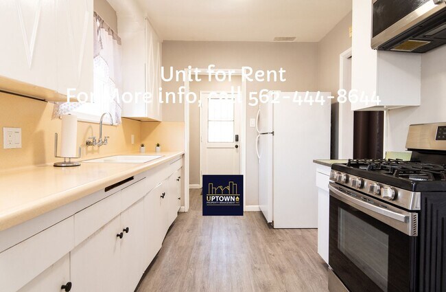 Building Photo - House - 3 Bedrooms / 2 Bathrooms - West Co...