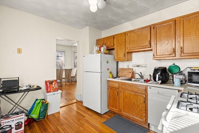 Building Photo - 1.5 BD 1st floor Brighton Center