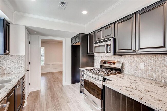 Building Photo - 11401 Oak Knoll Dr