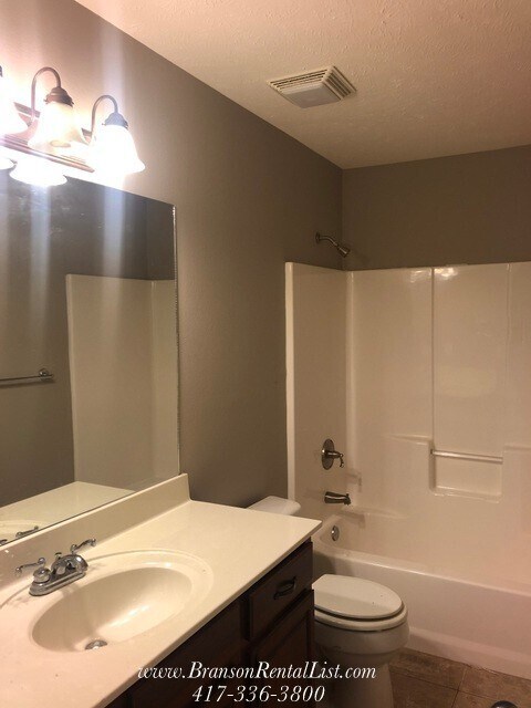 Building Photo - Over 2,000 sqft on one level