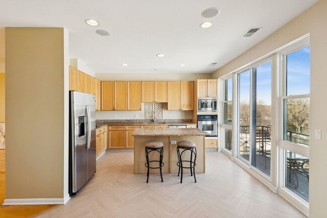 Building Photo - 7748 N Sheridan Rd