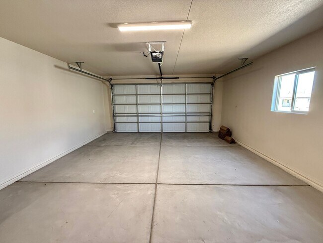 Building Photo - Move in Special~ $300 off Full Month's Ren...