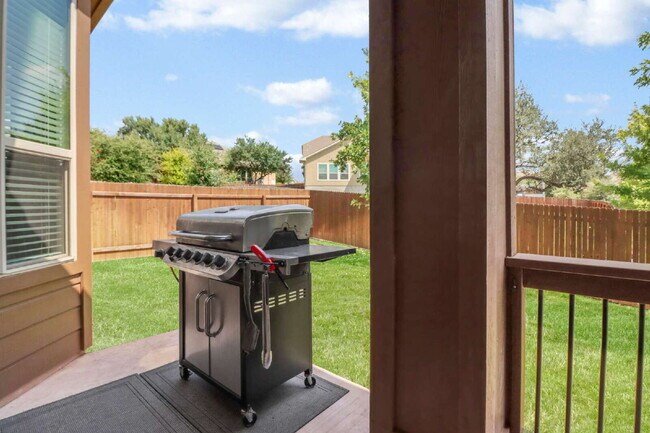 Building Photo - "Spacious 4-Bedroom Haven with 3 Full Baths in San Antonio's Charming Davis Ranch!"