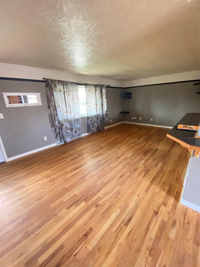 Building Photo - 301 Olive Ln