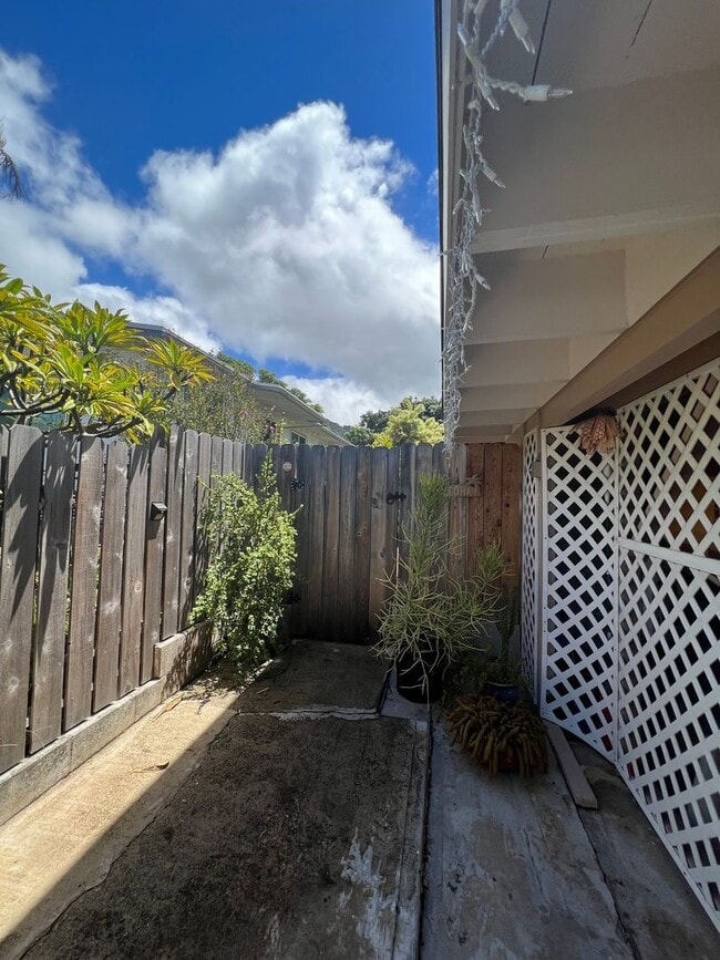 Building Photo - Recently renovated 1 bedroom, 1 bath, 1 parking in Palolo!