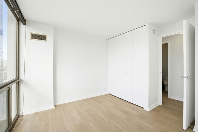 Building Photo - 4343 N Clarendon Ave