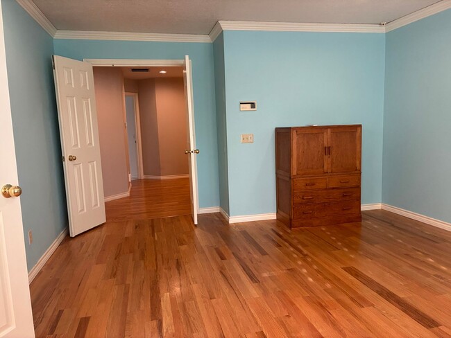 Building Photo - Arranmore 2 Bedroom with Den Available Now !