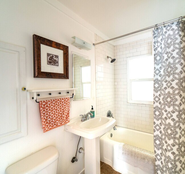 Building Photo - 4404 SE 63rd Ave