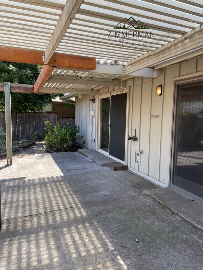 Building Photo - 3 Bedroom, 3 Bathroom Home in Beautiful Sh...