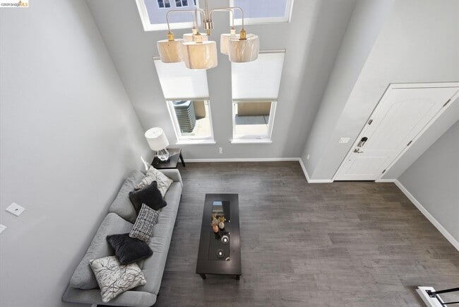 Building Photo - 817 Estancia Ter