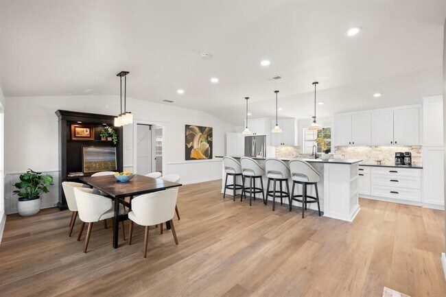 Building Photo - 303 Lakeway Dr