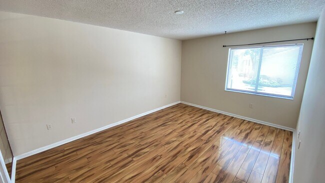 Building Photo - Two Bedroom, Two Bath in Orlando - Priced to Rent!