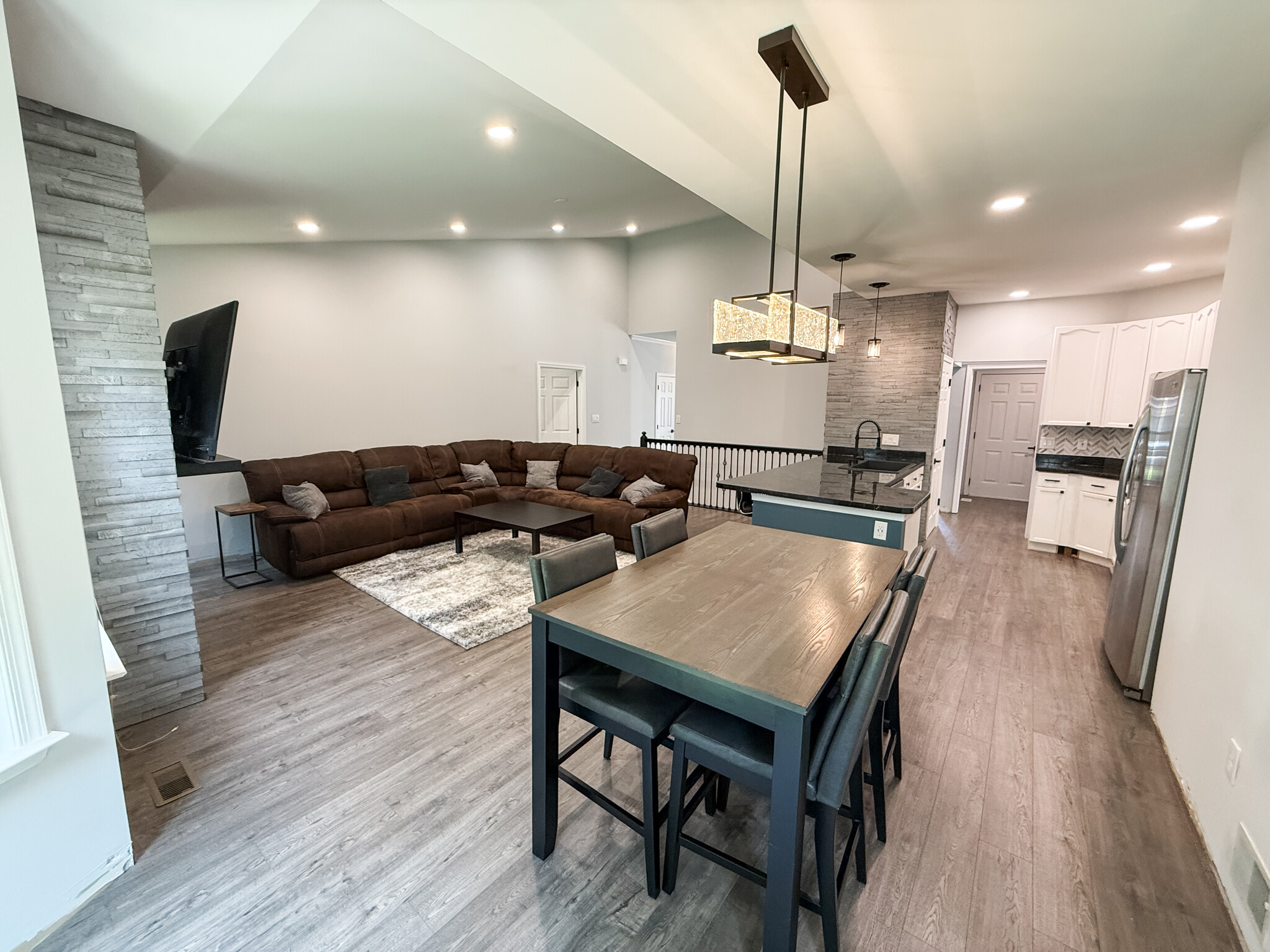 Building Photo - 815 Aztec Dr