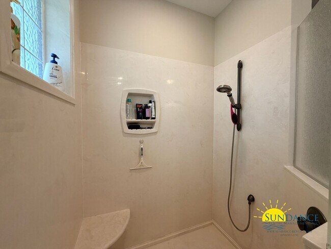 Building Photo - Beautiful Waterfront Property in Prime Location!