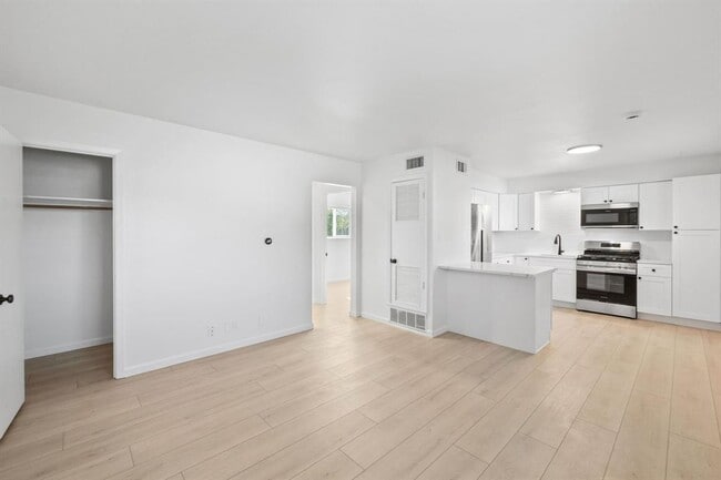 Building Photo - 806 E 13th St