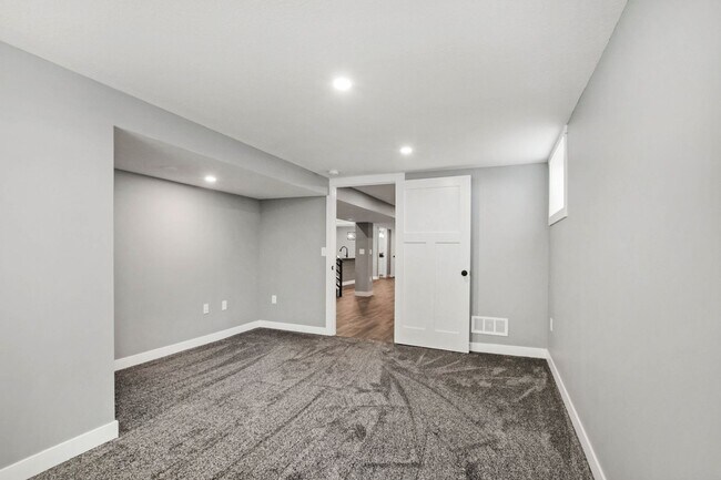 Building Photo - 1801 Elaine Dr