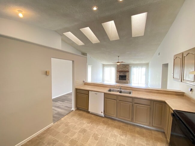 Building Photo - 12948 Broakfield Cir