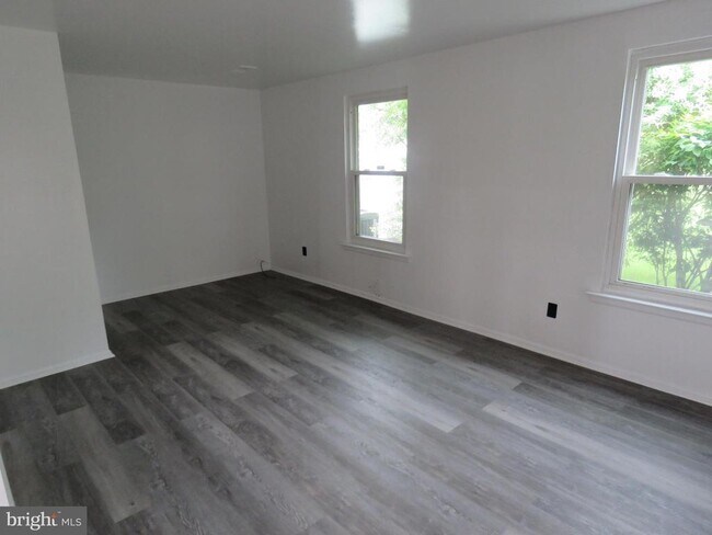 Building Photo - 6261 Patrick Henry Ct
