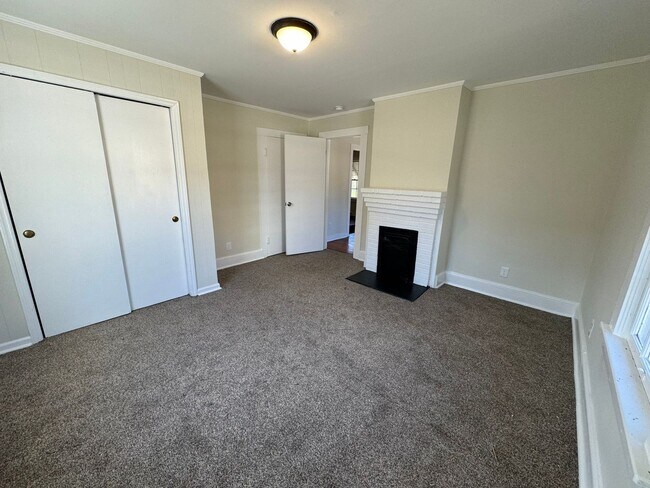 Building Photo - 2 Bedrooms, 1 Bathroom with a Bonus Room -...